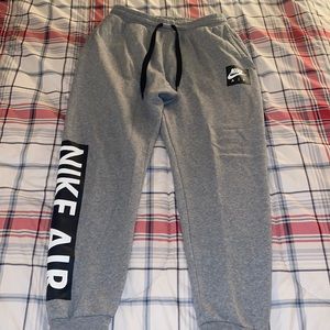 Nike Joggers Size Medium Men’s